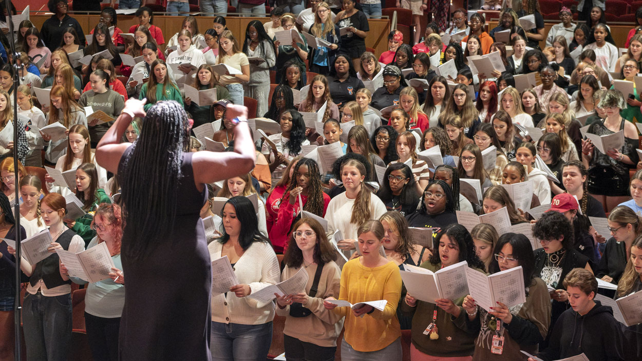 Maria A. Ellis directs a group of high school singers during Acappellooza Fall on Sept. 24 at the Blanche M. 图希尔表演艺术中心