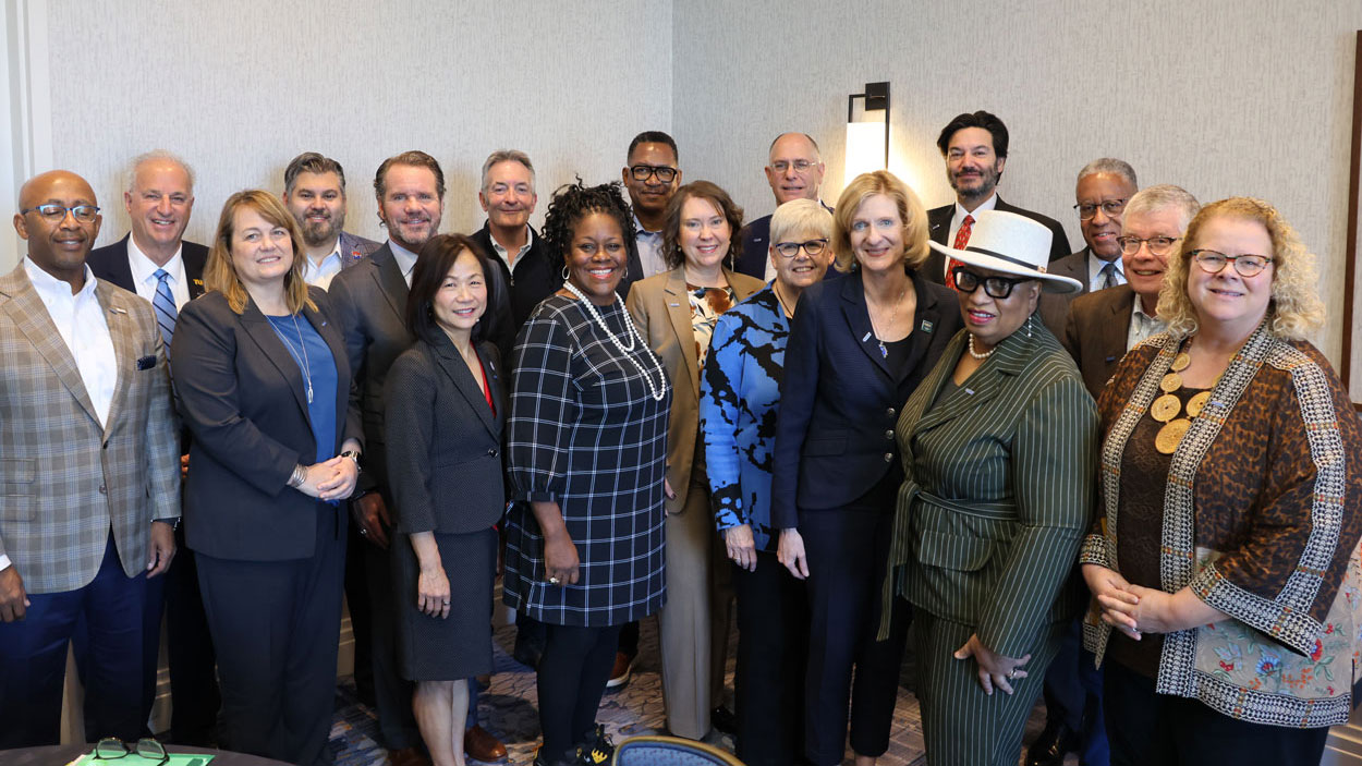 总理 Kristin Sobolik with CUMU Board